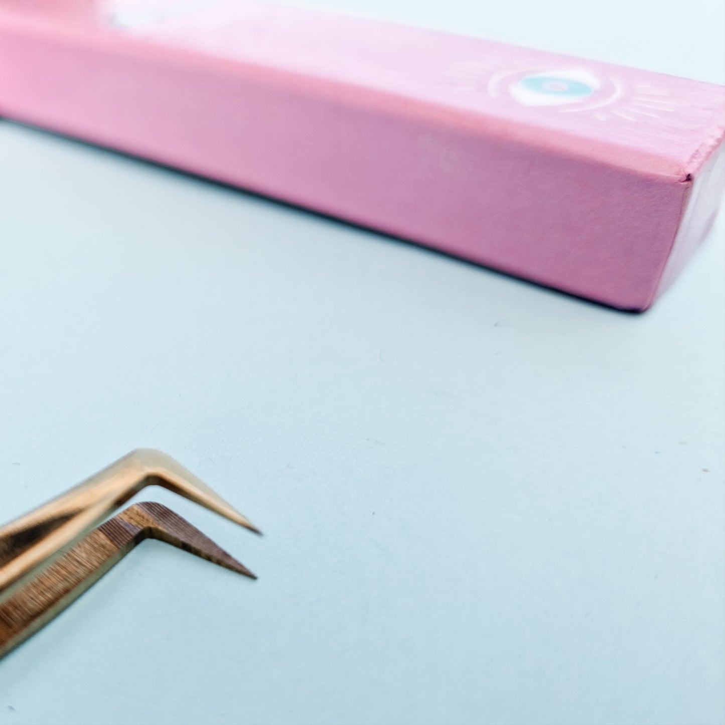 "Attract" L-Shaped Tweezer with Microfiber Tip
