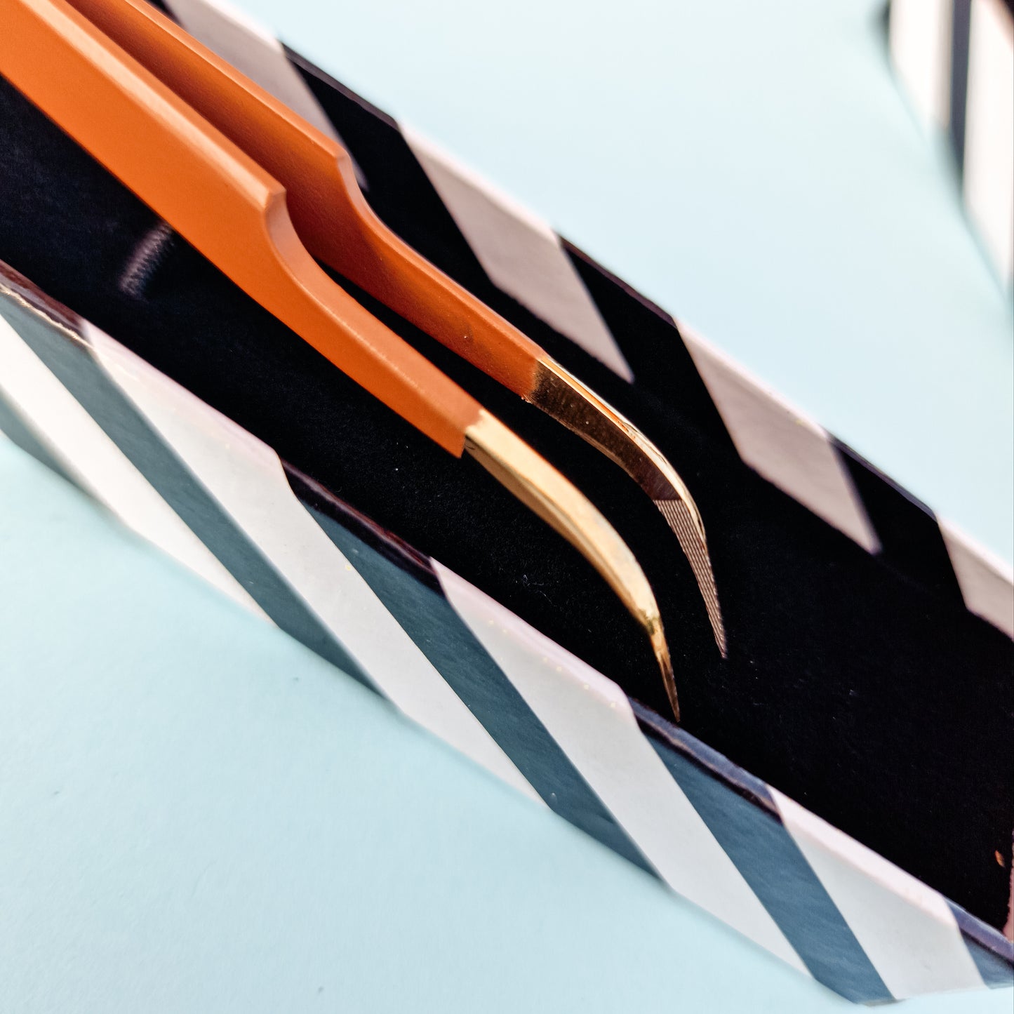 "Make your own magic" - S-Shaped Curved Tweezer with Microfiber Tip